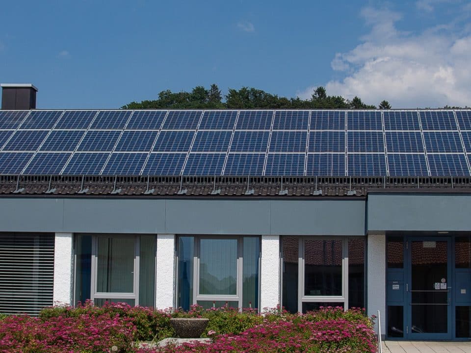 Bürogebäude Solaranlage 60kWp Batteriespeicher 25kW Satteldach