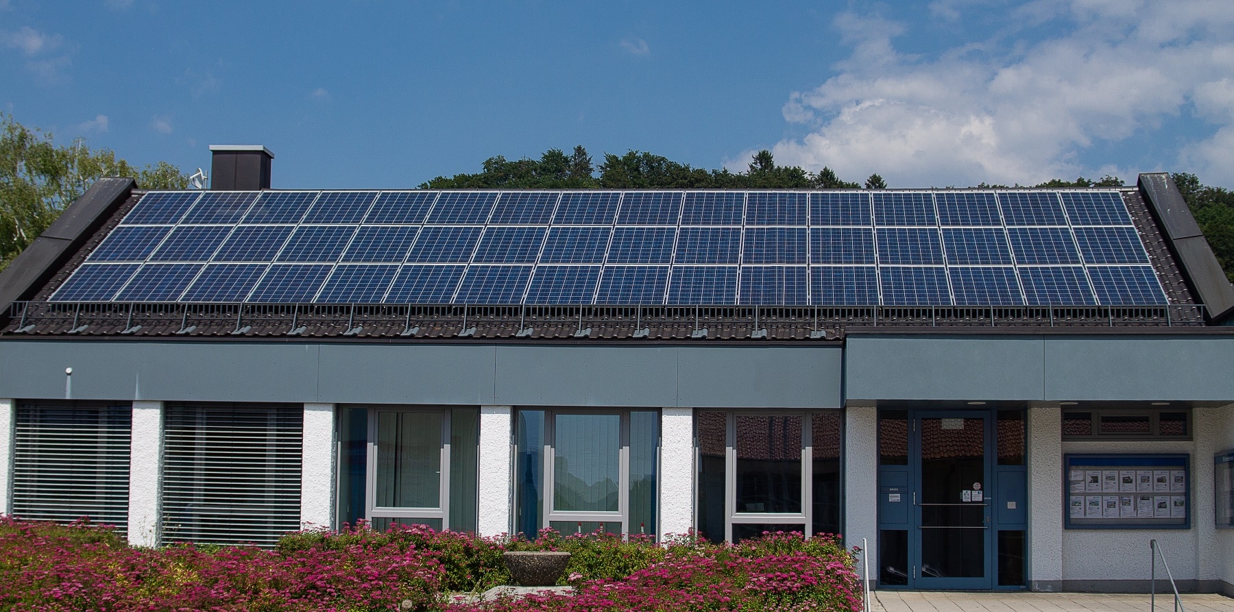 Bürogebäude Solaranlage 60kWp Batteriespeicher 25kW Satteldach
