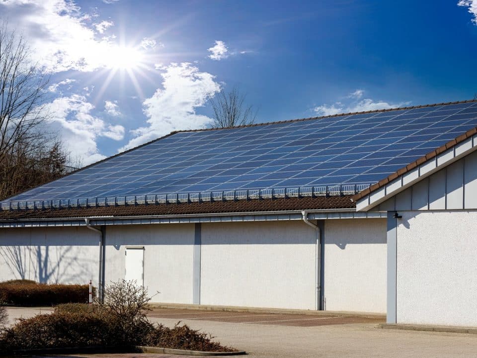 Supermarkt Solaranlage 68kWp Ladesäulen für Kunden Giebeldach