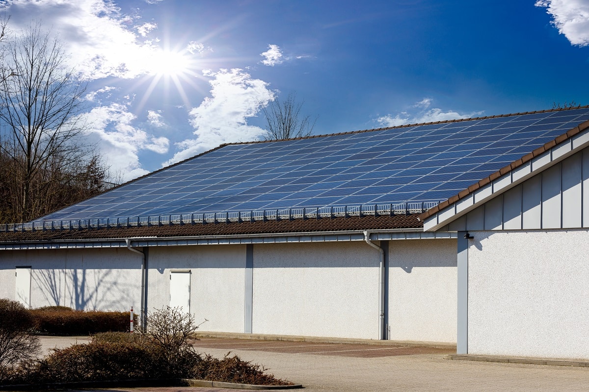 Supermarkt Solaranlage 68kWp Ladesäulen für Kunden Giebeldach